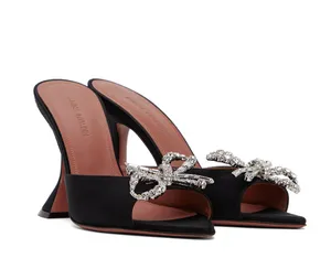 Amina muaddi awge slippers boog kristal verfraaide strass muilezels spoel hakken sandalen vrouwen zomer luxe ontwerpers schoenen sandaal fabrieksschoenen met doos