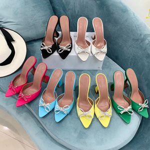 Amina Muaddi AWGE Zapatillas Arco Cristal Adornado Rhinestone Mulas Carrete Tacones Sandalias Mujer Verano Diseñadores de lujo Zapatos Sandalia Fábrica Calzado Con caja