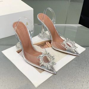 Amina Muaddi Begum Hebilla adornada con cristales Mancha Bombas Zapatos Carrete PVC Tacones Sandalias 95 mm Diseñadores de mujer Zapato de vestir Tarde Sandalia Slingback Calzado de fábrica