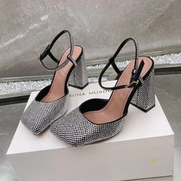 Amina muaddi charlotte bomba de cristal 9,5 cm mulheres de luxo Designer vestido sapatos Dedos quadrados Salto Chunky strass sandália tira no tornozelo festa Slingback sapatos de noite