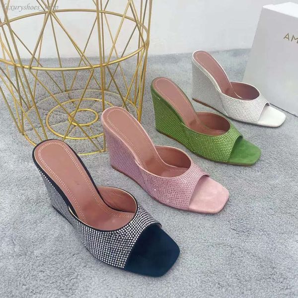 Amina Muaddi Gilda Pantoufles compensées en strass 95 mm Bouts ouverts Diapositives à enfiler Semelle extérieure en cuir Sandales pour femmes Chaussures de créateurs Chaussures d'usine