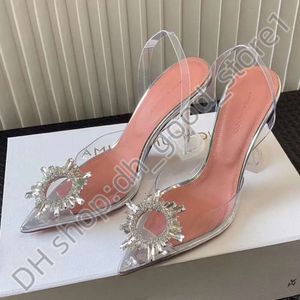 Amina Muaddi Heel Clear Sandals Top Luxe Designer Dress Shoes Bowknot Crystal Diamond Decoratie Transparante PVC Wine Cup Amina Muadi Red Heels 535