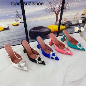 Amina Muaddi Sandale satin à talons Designer Fashion Fashion Womens Slippers Shoe Crystal décorative Sandales de boucle diamant de diamant Sandales Top Qualité
