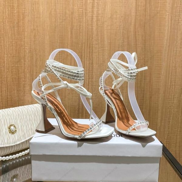 Amina Muaddi Sandalias de diseño de lujo Nuevo claro Begum Glass Pvc Crystal Transparente Slingback Sandalia Bombas de tacón adornado Blanco Karma sandalias con envoltura en el tobillo zapatos