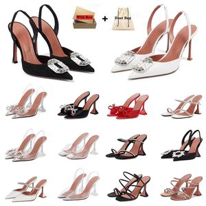 Amina Muaddi PVC Pumps Luxe ontwerpers Sandalen Amina Muaddi Dameskledingschoenen 9 cm feestschoenen muilezels kristal-verrijkte gesp geworden koehide zo perfect herstellen