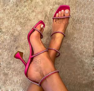 Amina Muaddi Rose Sandalias rojas 95 mm Correa adornada con cristal Tacones de carrete Tacón para zapatilla Mujer Verano Diseñadores de lujo Zapatos Sandalias Vestido de banquete Zapato para mujer