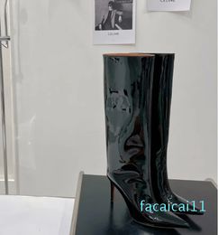 Amina Muaddis Fiona Lakleer Knielaarzen puntige neus Dames zwart wit naaldhak luxe modeontwerper slip-on fabrieksschoeisel