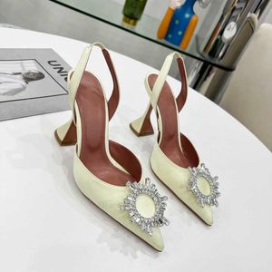 Amina Muadi Diseñador Sandalias de Mujer Tacones Altos con Parte Inferior de Cuero Negro Rosa Diamante Cadena Decoración Banquete Zapatos de Mujer Seda Boda Sexy