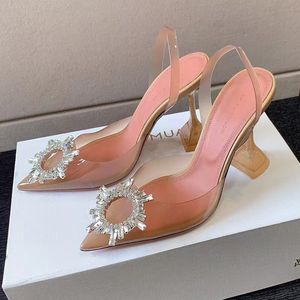 Amina Muadi Sandalias de PVC Zapatos de tacón Zapato de vestir Diseñador de lujo Arco Hebilla adornada con cristales Punta estrecha Sandalias de girasol 10 cm Cena Calzado de fábrica Con caja