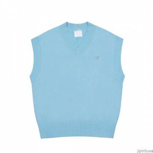 Amis Sweater Paris Fashion Knit Jumper V Neck Vest Sweat sans manches 2023 Automne Hiver AM I Heart Coeur Love Jacquard Amisweater IIP0