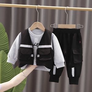 et automne vêtements de printemps à la mode pour garçons de sport pour enfants 1-2-3 ans 4 gilet bien rangé trois pièces ensemble enfants vêtements garçons ensembles 2023