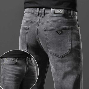et un jean pour hommes épais d'automne avec une marque à tendance élastique slim small jambe droite pantalon polyvalent haut de gamme de luxe européen
