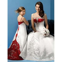 En lijn witte vintage jurk bruiloft een rode riemen borduurwerk bruidsjurken open terug gotische bruid jurken lange trein plus size robe de mariiee es