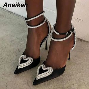 Aneikeh Fashion Runway Style Glitter Rhinestones Mujeres Bombas Crystal Heart Forma Hebilla Summer Lady Tacones altos Fiesta Zapatos de fiesta 240118