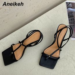 Aneikeh dames sandalen mode vrije tijd dunne hakken cross-tied vierkante teen elegante partij smalle band print plaid schoenen 2021 zomer C0129