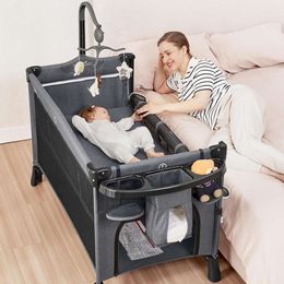 Angelbliss 5 en 1 Baby Bassinet Bedside Crib Playpen Pack et jouer du berceau avec un changeur de couches et un rocker amovible berceau portable pliant avec tapis de feuille mobile