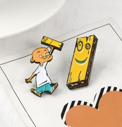 Anime personaje de dibujos animados cabeza calva pequeña expresión divertida bloque de madera esmalte broche Cool boy personalidad insignia amarilla Denim pin5216636