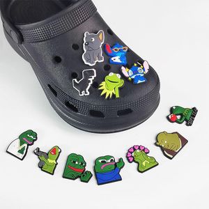 Charmes d'anime en gros souvenirs d'enfance grenouilles tristes cadeau drôle charmes de dessin animé accessoires de chaussures boucle de décoration en pvc breloques de sabot en caoutchouc souple expédition rapide