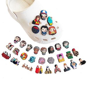 Anime charmes en gros de souvenirs d'enfance Stranger choses populaires télévision drôle cadeau de dessin animé charmes accessoires de chaussures pvc décoration boucle soft raby slog charmes