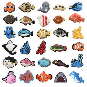 Anime charmes en gros de souvenirs d'enfance des animaux de mer océan baleine fish gift cadeau carton charmes accessoires de chaussures pvc décoration boucle