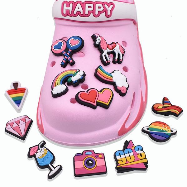 Anime amuletos al por mayor de la infancia recuerdos 90s Rainbow Sun Funny Gift Cartoon Accesorios de zapatos Accesorios de calzado PVC Hebilla de goma suave Charmas