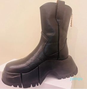 De enkellaars is gemaakt van soepel kalfsleer met een dikke leren buitenzool met houteffect. Fashion forward stijl damesmerklaarzen Leren laarzen Martin Boots