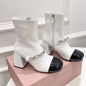 Bottines de créateurs pour femmes avec talons, chaînes de perles, cuir verni, talon bas, bottes à gros talon chaton, bottes courtes noires et blanches, chaussures habillées de mode