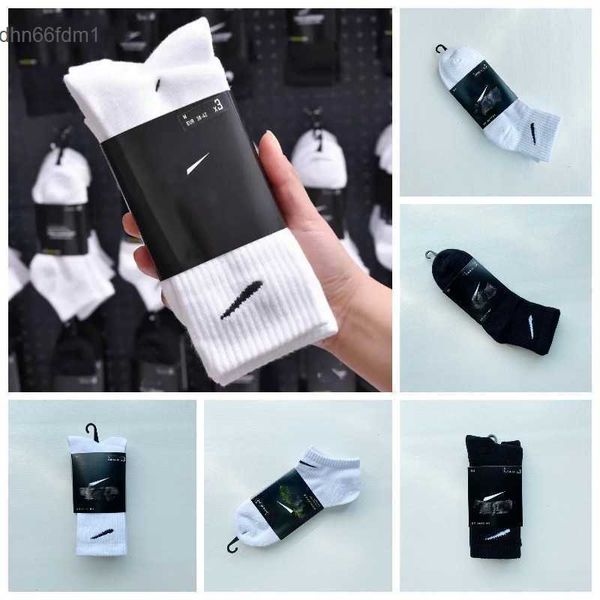 Calcetines Tobilleros para Hombre Patrón Geométrico Medio Algodón Suave Moda Deportes Ocio Adecuado para la Temporada de Primavera y Otoño con Colores Negro Blanco Gris EC2N