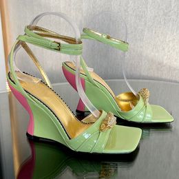 Sandalias de tacón alto con cuña y correa en el tobillo Punta abierta Decoración de diamantes de imitación de metal Sandalia de charol liso arrugado para mujer Zapatos de diseñador Zapatos de vestir