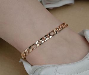 Bracelets de cheville de la chaîne cubaine dorée pour femmes.