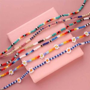 Collier de perle coloré de la bracelet Bohemian Flower Day Collier Collier de perle colorée adaptée aux fêtes pour femmes D240517