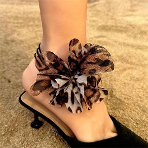 Chaînes de cheville longues chaînes de corde grande cheville de fleur moelleuse pour les femmes bracelets de cheville à la mode sur la jambe dames été chaussures à talons hauts décoration