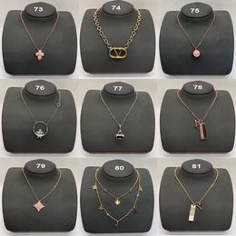 Anti allergie lettre trèfle à quatre feuilles fleur pendentif collier femmes claviculaire collier Simple décontracté cou chaîne bijoux accessoires cadeaux vente en gros au détail