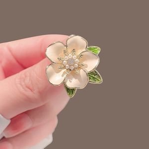 Broches de flores de Camelia antideslumbrantes para mujer, aguja de pecho de alta calidad, alfileres coreanos, broche de Gardenia, accesorios de joyería, venta al por mayor YMBR005