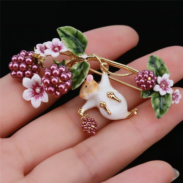 Broche esmaltado de alta gama antideslumbrante, bonito Pin de baya pequeña para hámster, accesorios de ropa de flores Pastoral europea y americana