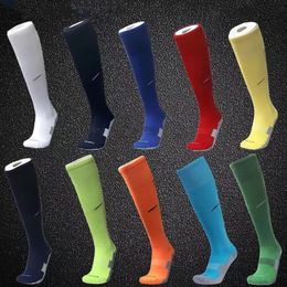 Calcetines antideslizantes de fútbol para hombre, calcetines deportivos para hombres y mujeres, calcetines de fútbol con agarre para deportes al aire libre, calcetines de tubo, diseño de baloncesto escolar, medias de algodón antideslizantes de colores mezclados al por mayor