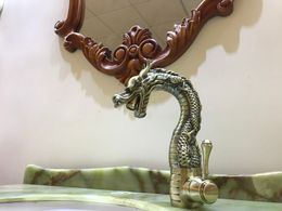 Robinet de mélangeur dragon à un trou / poignée en laiton antique salle de bains lavabo évier dragon robinet monté sur pont de luxe