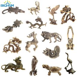 Antieke bronzen miniatuur Figurines Vintage Brass Mini Alligator Standbeeld Bureau Ornamenten Home Feng Shui Decor Crafts Y240418