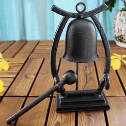 Antique Industrial Style Solid Fonter Table Bell Dinner Dîner Metal Desk Top Service avec maillet frappant1834439