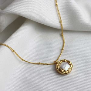 Collier de style palais d'eau douce polyvalente antique avec conception de bouton de perle