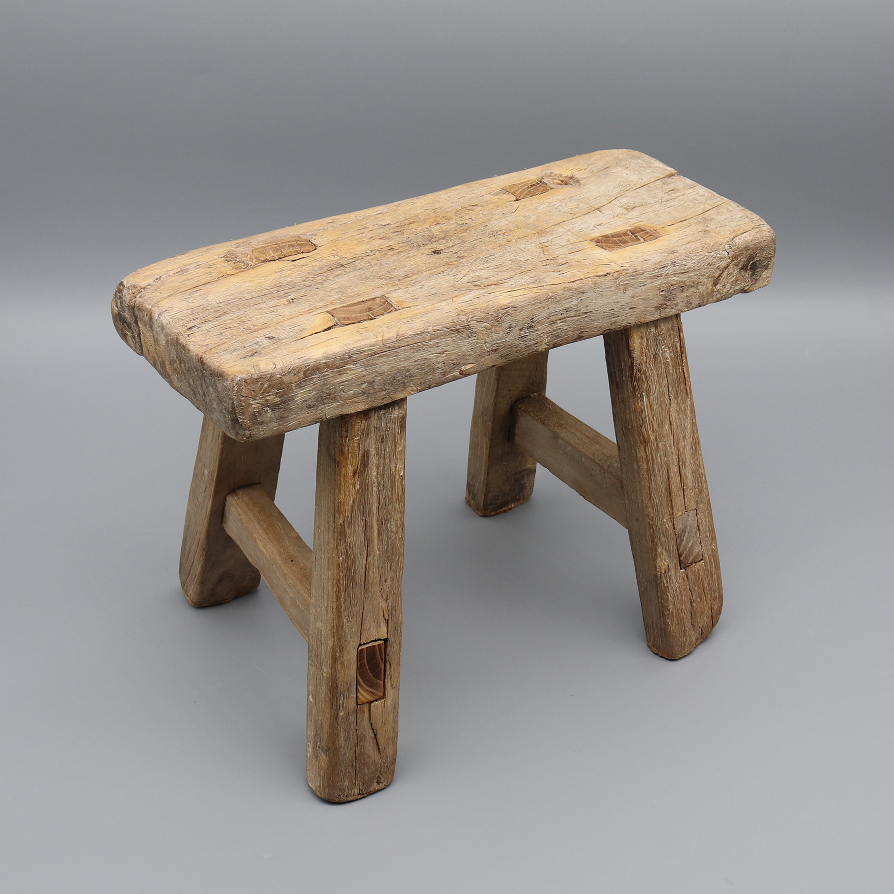 Sgabello antico in legno, snodo a tenone e mortasa, tavolino, supporto per piante, legno massello