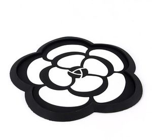 Tapis antidérapants Biety Car Slip Pad Tapis de décoration de fleurs noir et blanc Camélia PVC résistant aux hautes températures rond téléphone portable 1519181