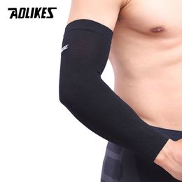 Aolikes 1 stks ademende elastische basketbal tennisarm mouw armband voetbal volleybal fietsen elleboogbeschermer pijnband