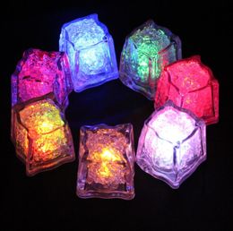 Aoto kleuren Mini Romantische Lichtgevende Kubus LED Gloeiende Kunstmatige Ijsblokje Flash LED Bar Cup Licht Bruiloft Kerstfeest Decoratie