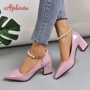Aphixta 5 cm 7 cm tacones gruesos mujeres bombas cristales cadena de perlas zapatos con correa en el tobillo ocio moda charol talla grande 3050 240311