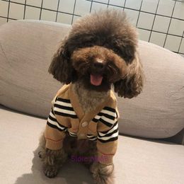 Appareil Classic Winter Dog Clothes Cat Vest Small Sweater Luxury Designer Pet Supply Pid Pite pour chiot Tricoting Sweatshirts CSD2309128