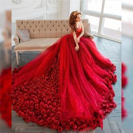 Appliques Fleurs rouges Quinceanera Robes Long Train Cendrillon Robes de l'épaule Tulle Floral Doux Robe Vestido Anos