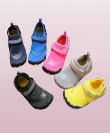 Aqua schoenen voor kinderen snel droog strand op blote voeten schoenen jongens meisjes zwemmen camping waden sandalen vijf vingers schoenen y07147815161