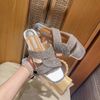 Aquazzura Luxury Brand Designer Gladiator Sandals Femmes F￩mitons Bling Bling Bling Flat Talons Open Toe Piste Flip Flop Top Quality Taille 42 Mam￨es Slippers
