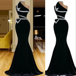 Arabisch 2022 Sexy Black Veet Mermaid Prom Dresses Plus Size One Shoulder Sier Crystal Beading Formele avondjurken Vestido de novia